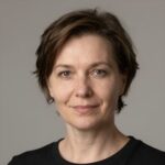 Улыбающаяся клиентка Мария Ивановна, получившая потребительский кредит для пенсионеров в компании Автокредит 66-99