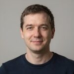 Улыбающийся клиент Виктор Петрович получил потребительский кредит для пенсионеров в компании Автокредит 66-99